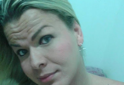Travesti furtada por cliente em motel se vinga postando fotos na web