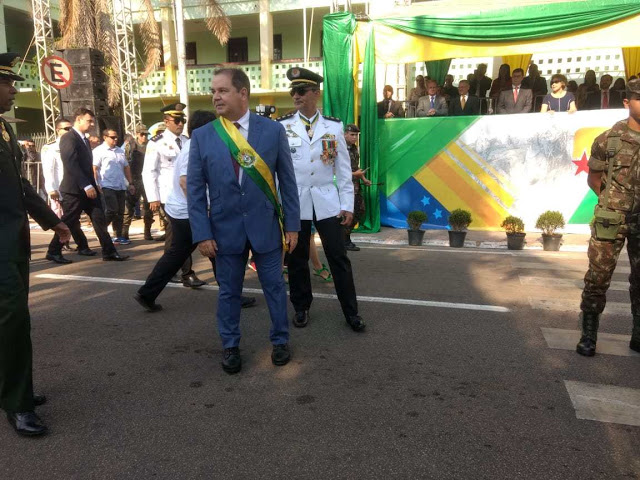 Em meio as vaias e aplausos governador Tião Viana é recebido no desfile da independência
